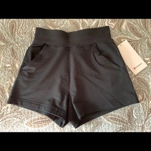 Lululemon NWT LA Sweat Shorts - Size 4 - Black